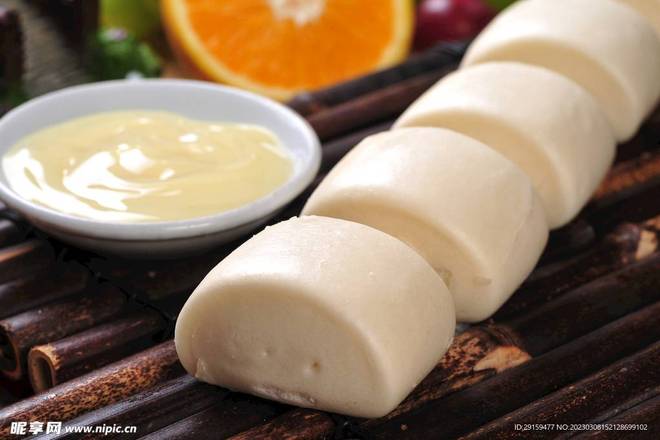 蒸馒头(6) / Petits Pains À La Vapeur (6) / Steamed Buns (6)